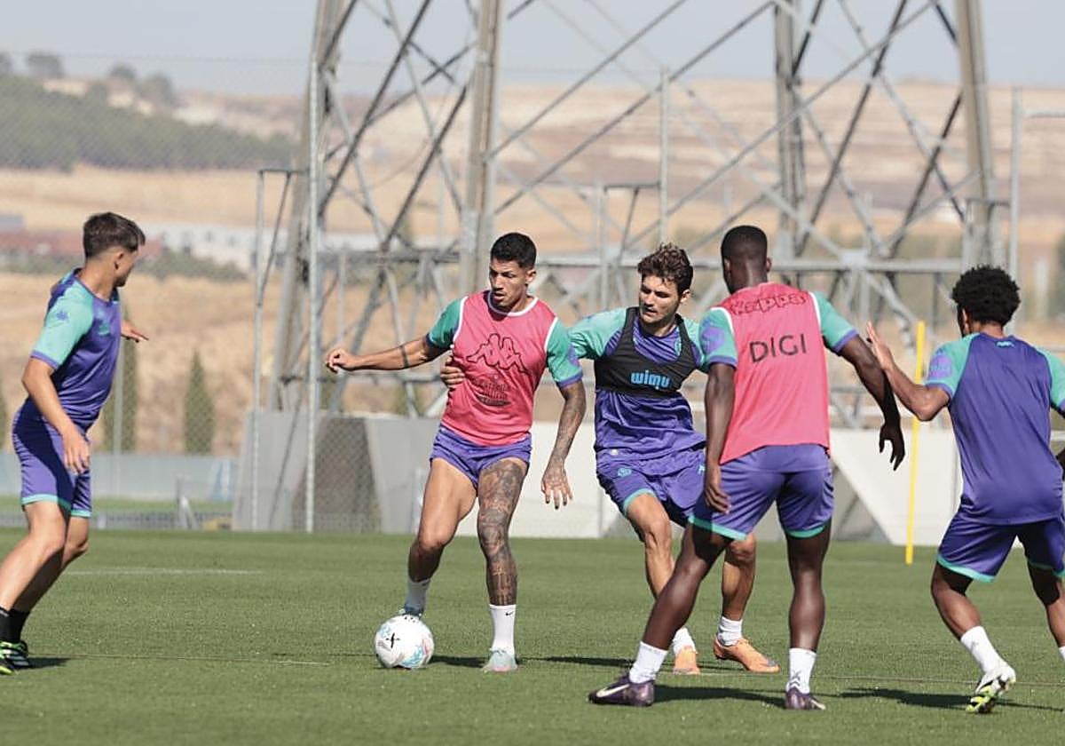 Juric sujeta a Marcos André (con balón) en presencia de otros futbolistas durante la sesión matinal del Real Valladolid celebrada este martes