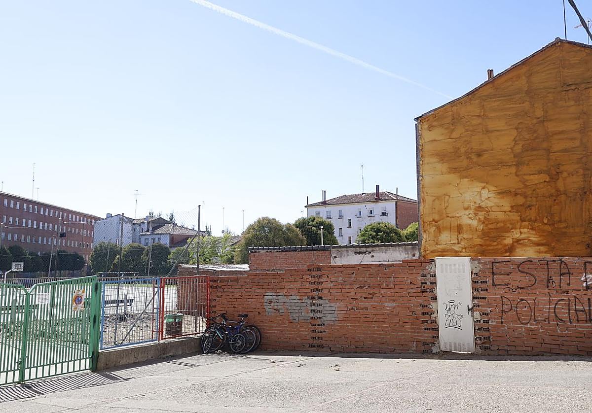 Parcela junto al colegio Ave María, que se ha limpiado para evitar la proliferación de ratas.