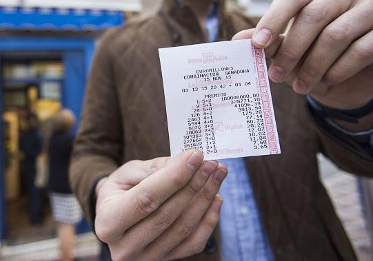 Un apostante muestra un boleto del sorteo Euromillones.