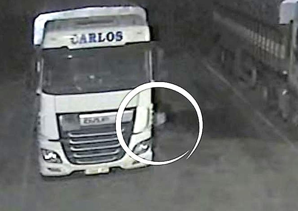 Imagen secundaria 1 - Secuencia del asalto a las instalaciones de Cafaes el pasado domingo, en la que se aprecia (con dificultad) cómo los delincuentes bordean la valle (arriba) y luego, ya en el interior (debajo a la izquierda), sacan el combustible de uno de los camiones. A la izquierda, detalle de la hora en la que accedieron a la empresa.