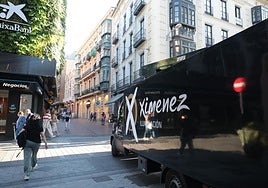 Camión de Iluminación Ximénez en el cruce de la calle Regalado con Teresa Gil.