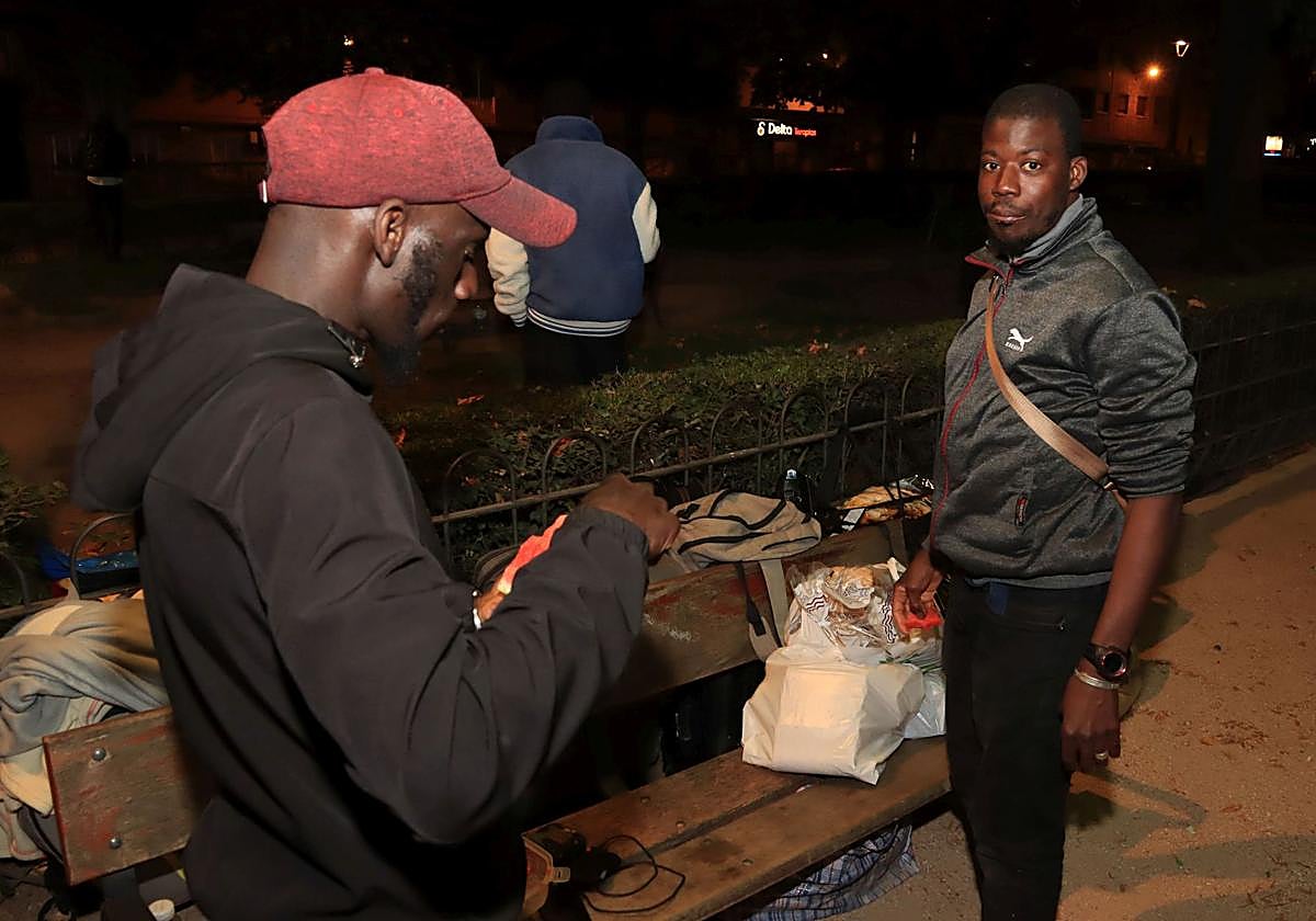 Algunos de los africanos que duermen al raso frente a la Comisaría de Policía de Segovia.