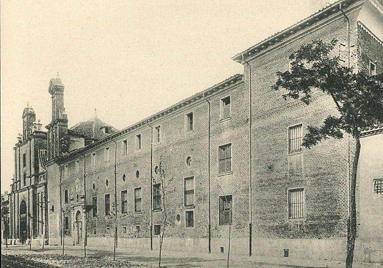 Fachada del Real Colegio de San Albano, más conocido como Colegio de los Ingleses.