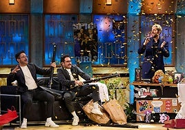 Los hermanos Bayona con David Broncano en 'La Revuelta'.