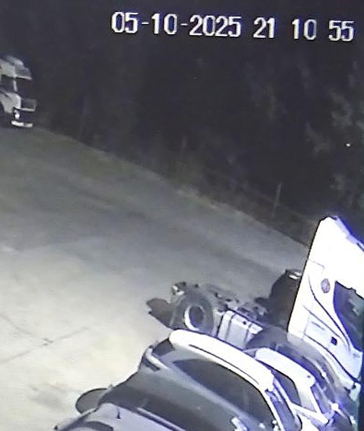 Imagen secundaria 2 - Secuencia del asalto a las instalaciones de Cafaes el pasado domingo, en la que se aprecia (con dificultad) cómo los delincuentes bordean la valle (arriba) y luego, ya en el interior (debajo a la izquierda), sacan el combustible de uno de los camiones. A la izquierda, detalle de la hora en la que accedieron a la empresa.