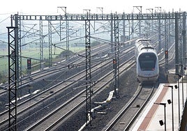 Un AVE llega a la estación de Medina del Campo en una imagen de archivo.