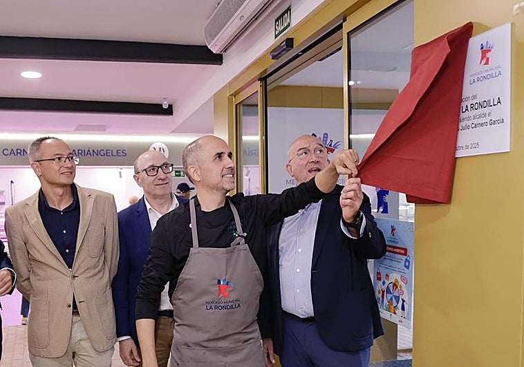 Javier Serrada, presidente de los industriales, descubre la placa de inauguración junto al alcalde.
