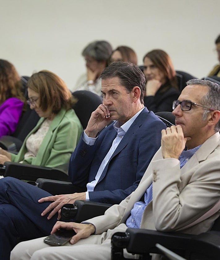 Imagen secundaria 2 - La consejera de Agricultura, María González Corra, durante su intervención y Pablo Morán, director de Agrodato.