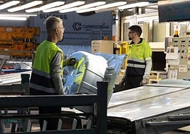 Dos trabajadores de Renault en el taller de embutición de Carrocerías este martes.
