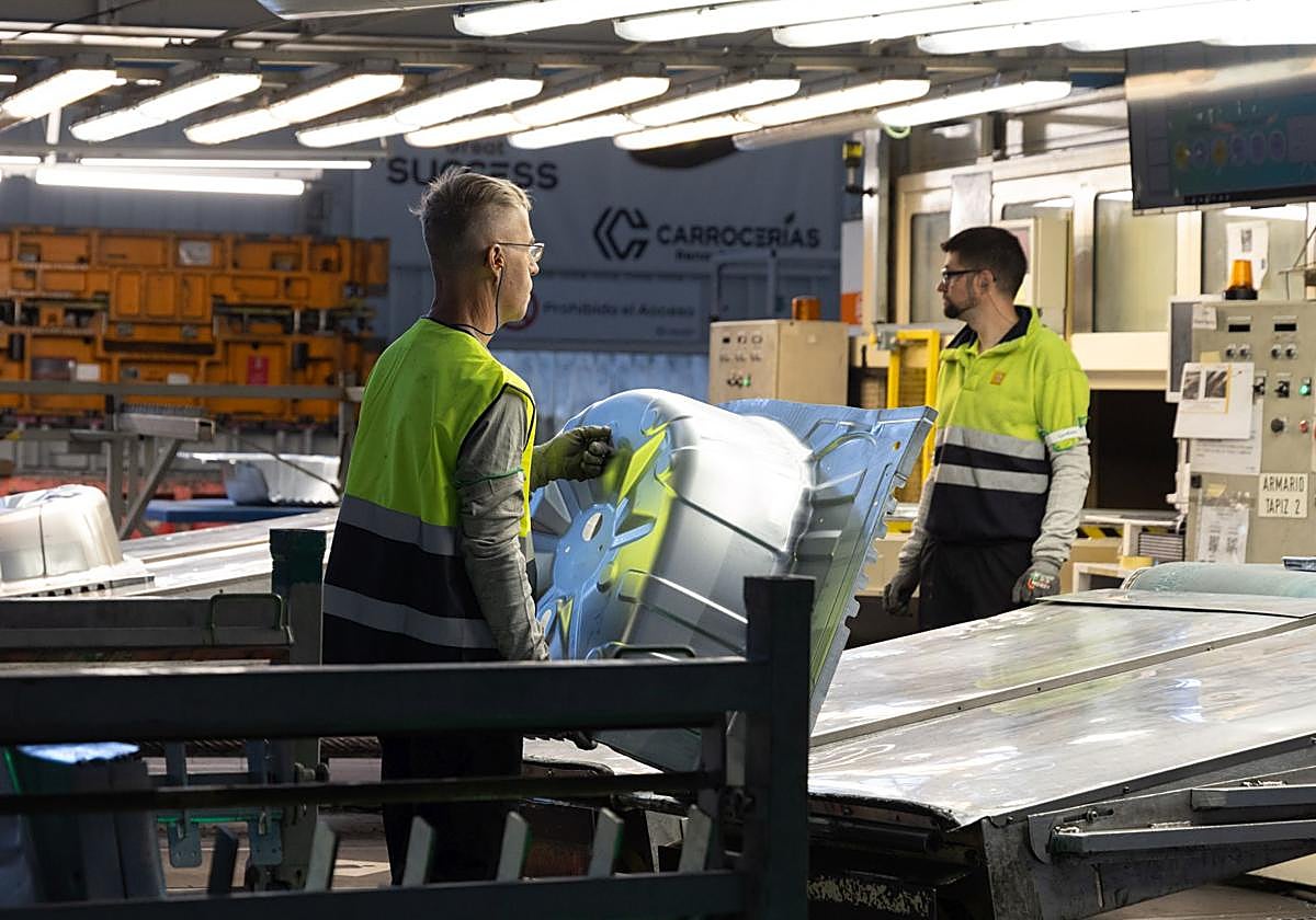 Dos trabajadores de Renault en el taller de embutición de Carrocerías este martes.
