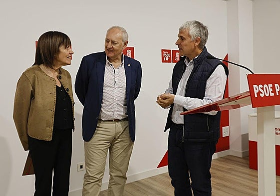 Consolación Pablos, Jesús Guerrero y Rubén Illera, este lunes en la sede del PSOE.