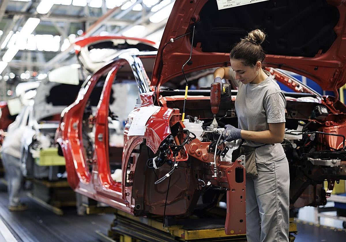 Imagen de archivo de una trabajadora en una fábrica de Renault.