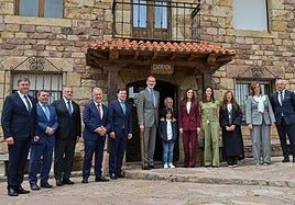 Los reyes, Felipe VI y Letizia, junto al resto de autoridades durante su visita a Brañosera.