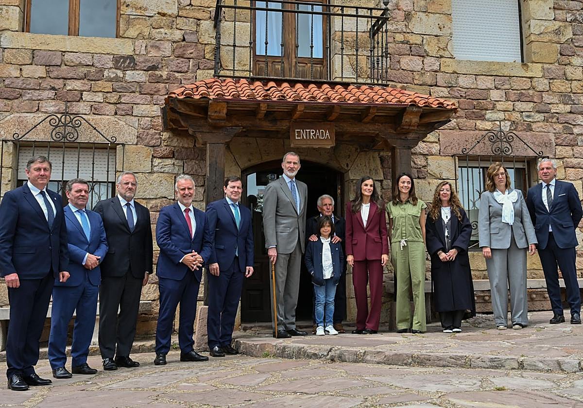 Los reyes, Felipe VI y Letizia, junto al resto de autoridades durante su visita a Brañosera.