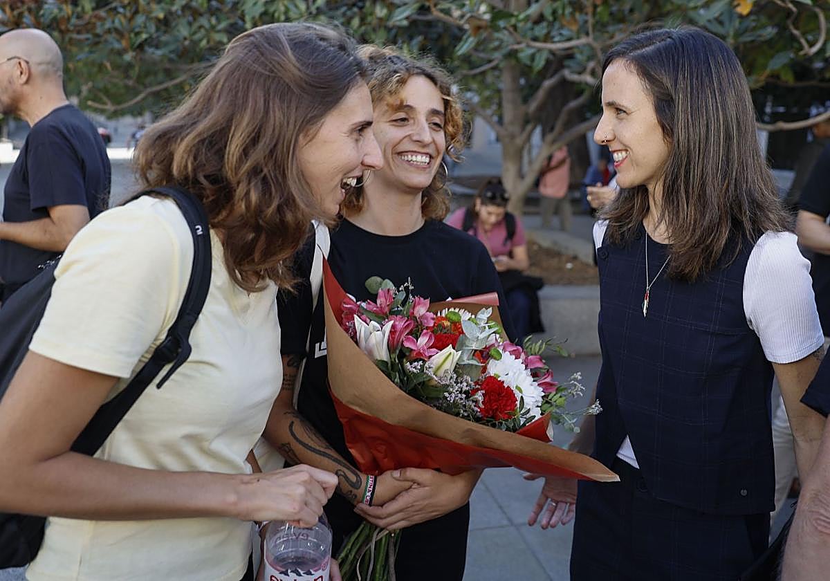 La coordinadora de Podemos en Baleares y miembro de la flotilla Lucía Muñoz (i) y la líder de Podemos, Ione Belarra (d), durante una concentración ante el Congreso.