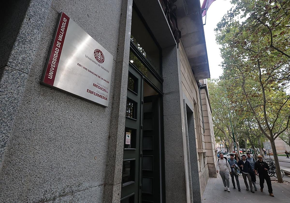 Entrada al Edificio de Ciencias de la Salud de la Universidad de Valladolid.