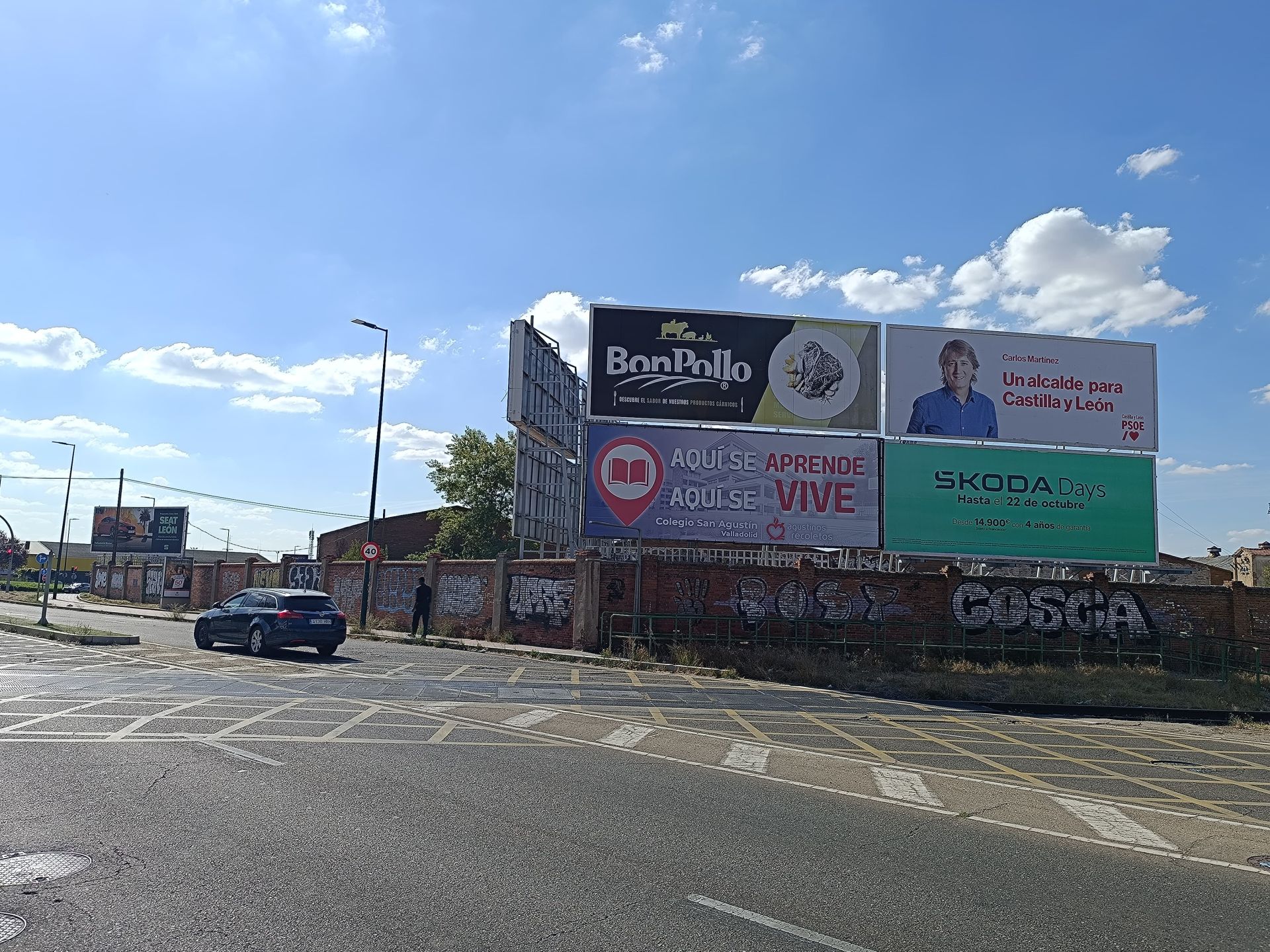 La valla del candidato socialista, junto a la vía de Ariza en Valladolid.