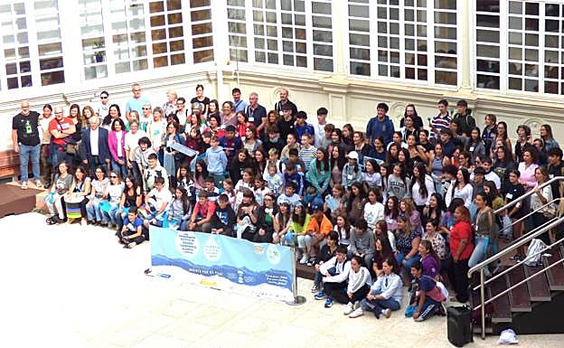 Foto de familia en el patio del Palacio Provincial al término de la conferencia.