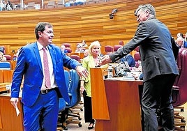 Fernández Mañueco y Francisco Vázquez en el hemiciclo.