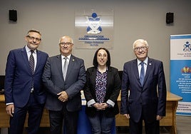 El presidente del Consejo de Enfermería de Castilla y León, Enrique Ruiz Forner (segundo por la izquierda), ayer en un acto en Ávila.