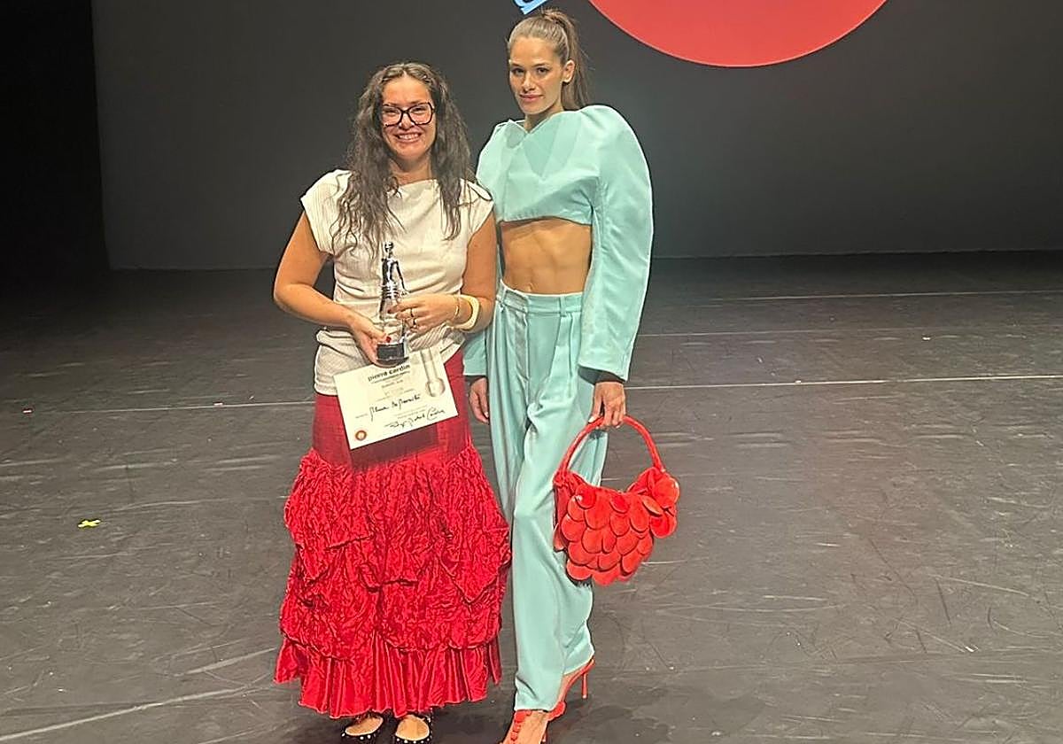 Blanca de Bonrostro Benito con su premio junto a la modelo que lucía su diseño