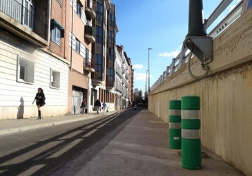 Instalan bolardos para que los peatones no se golpeen en la cabeza contra las nuevas farolas de Arco de Ladrillo