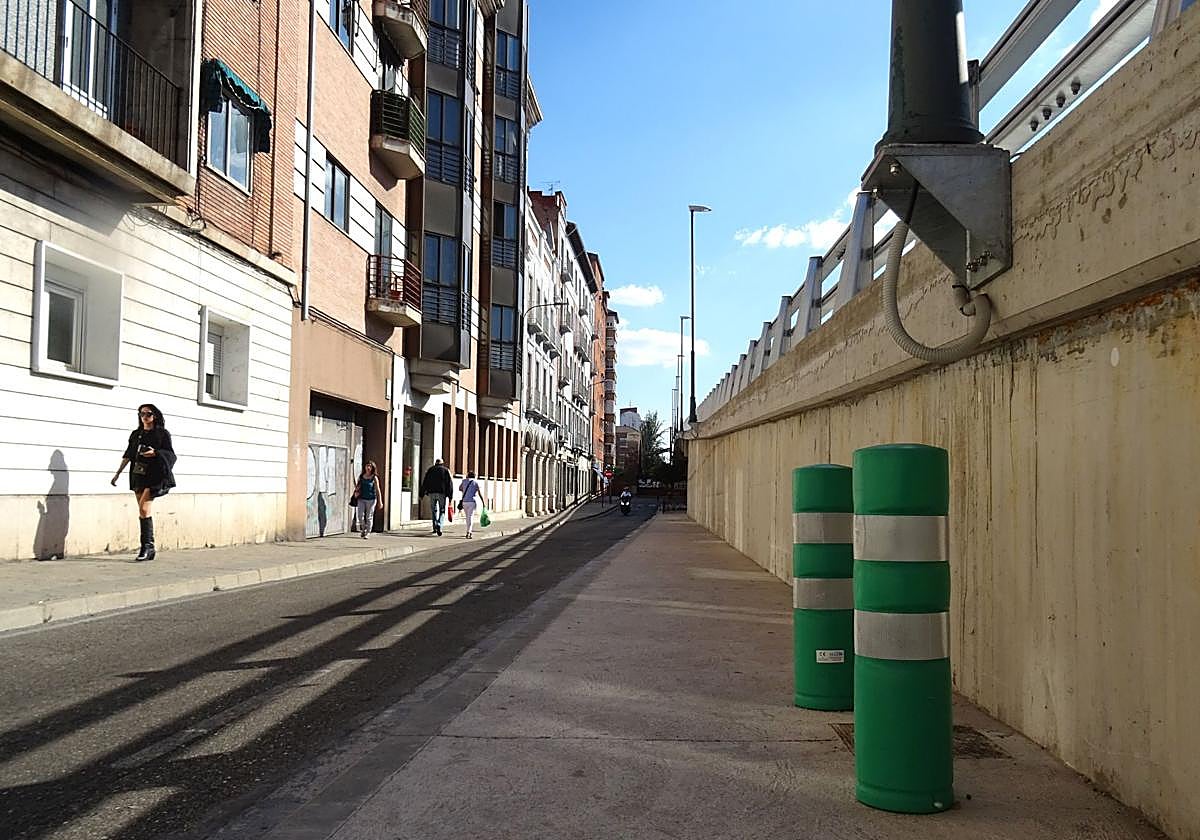 Bolardos de plástico en la nueva acera del lateral del viaducto de Arco de Ladrillo para evitar que los peatones se golpeen contra la base de las farolas.