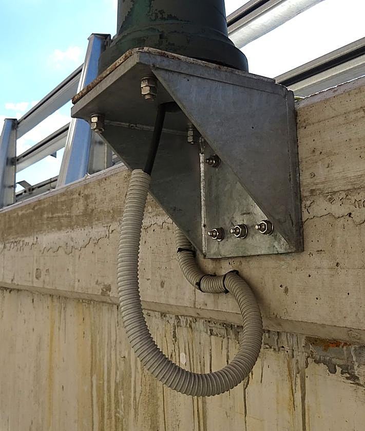 Imagen secundaria 2 - Arriba, los bolardos colocados bajo la base de una de las farolas del lado del tablero del viaducto que mira a Delicias. Debajo, a la izquierda, los que protegen la base que casi toca la acera. A la derecha, detalle del soporte.