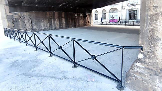 Imagen antes - El cercado de uno de los vanos del viaducto, del lado de la estación de autobuses, cuando se colocó en septiembre y en la actualidad (con un tramo cortado para facilitar el paso solo por esta parte).