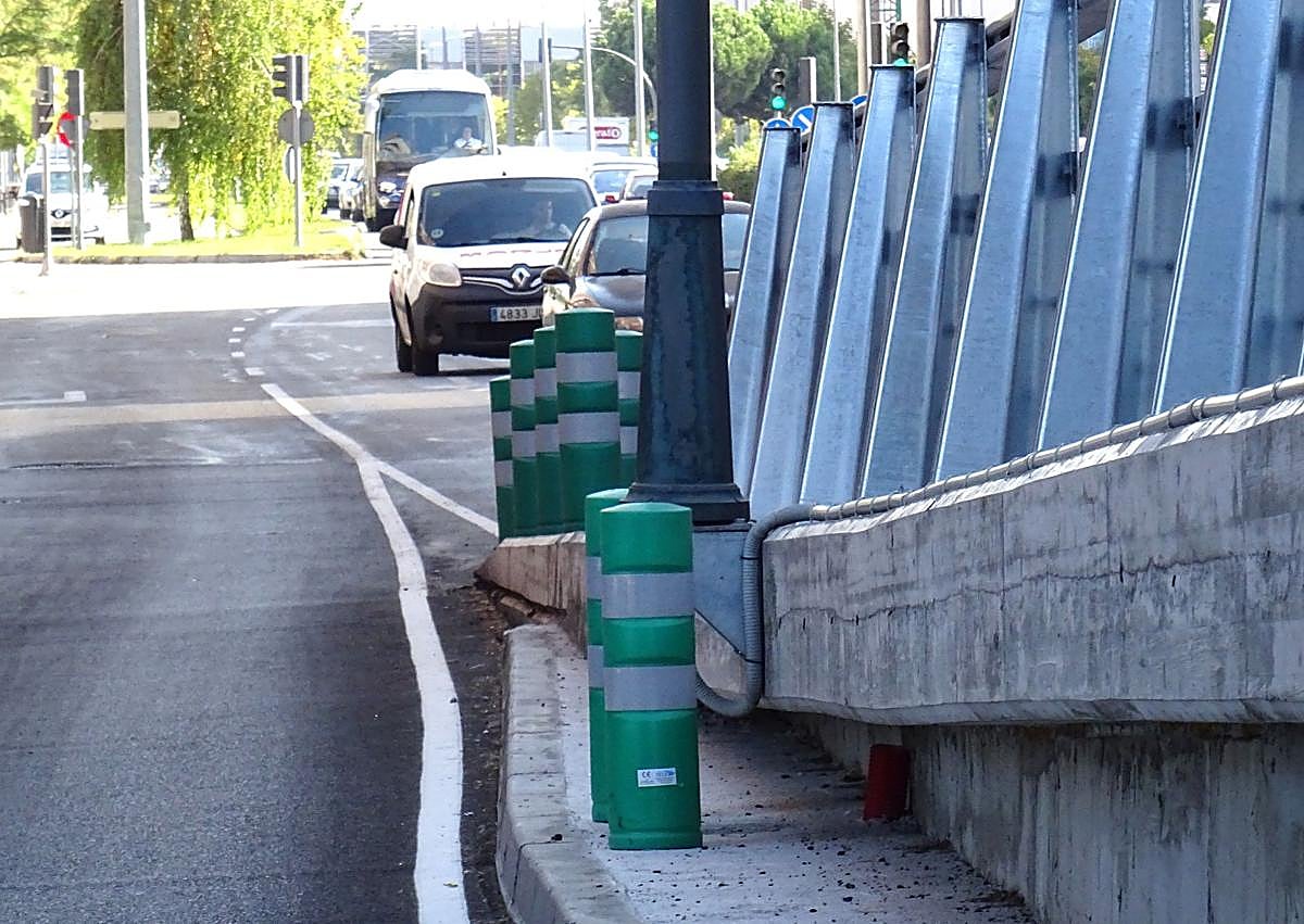 Imagen secundaria 1 - Arriba, los bolardos colocados bajo la base de una de las farolas del lado del tablero del viaducto que mira a Delicias. Debajo, a la izquierda, los que protegen la base que casi toca la acera. A la derecha, detalle del soporte.