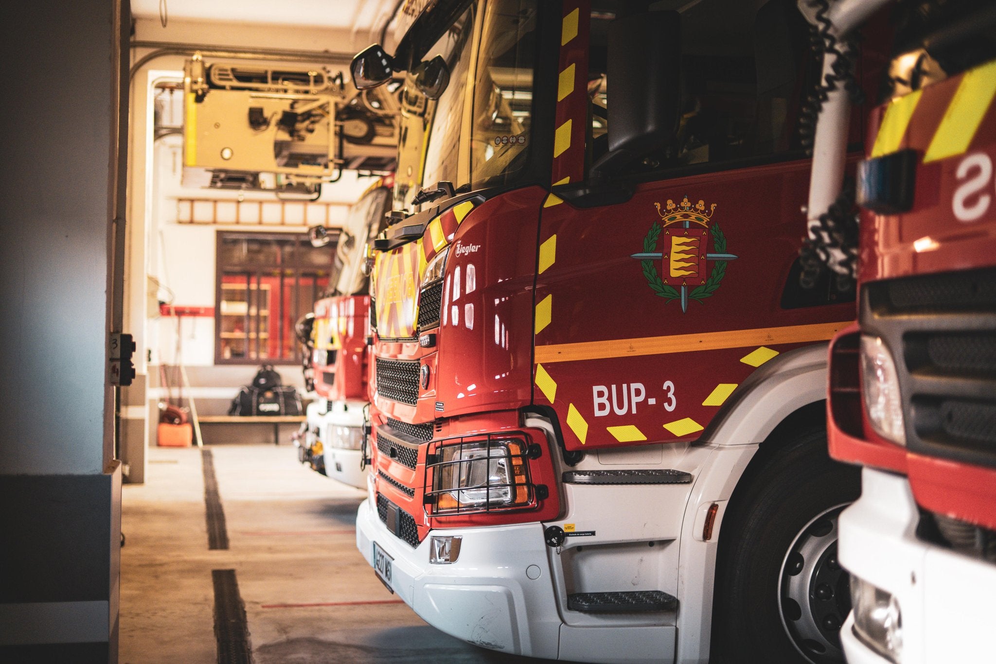 Varios camiones de bomberos.