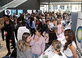 Un momento de la feria, ayer en el campus.