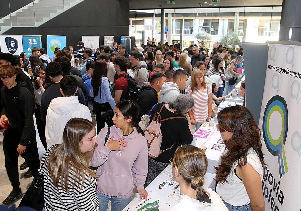 Un momento de la feria, ayer en el campus.