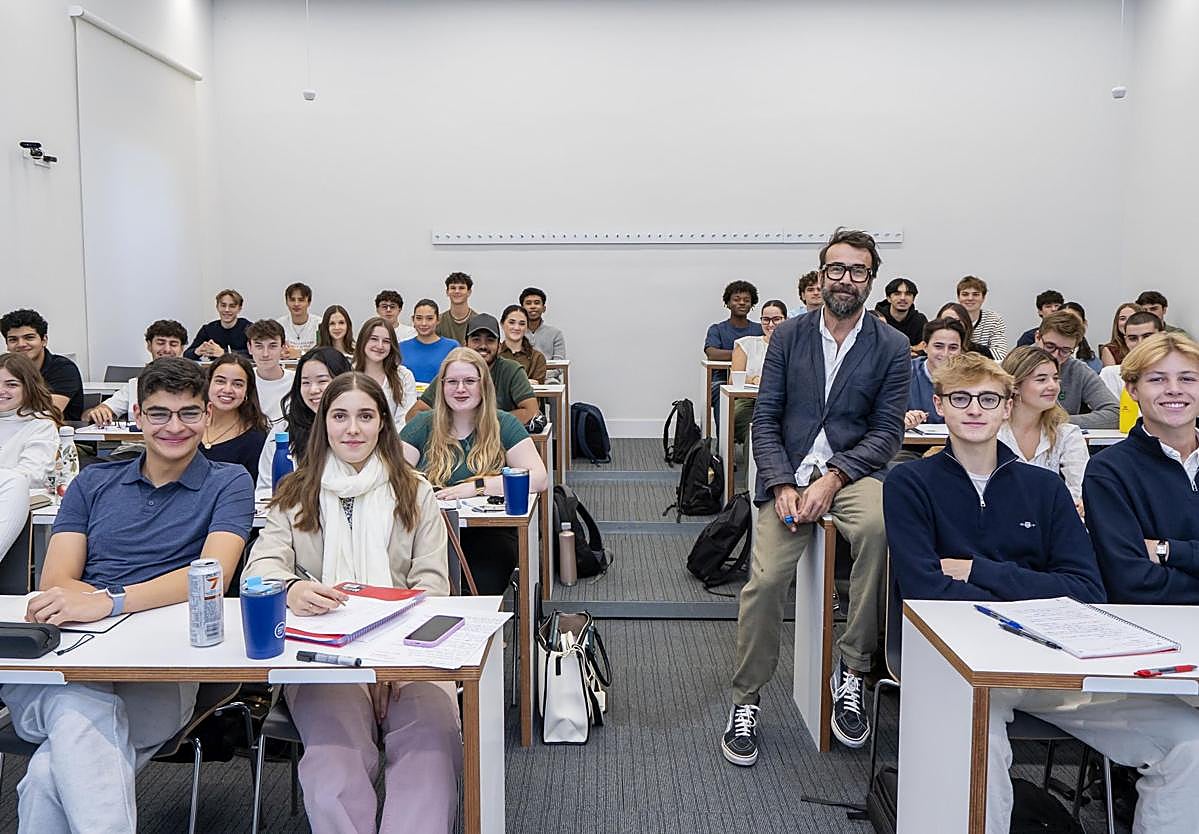 El profesor Óscar Martínez junto a sus alumnos de IE University Segovia.