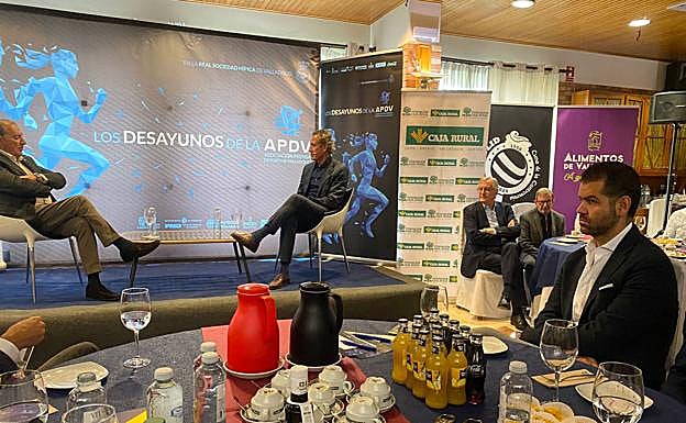 Gabriel Solares, atento a las palabras de Valdano.