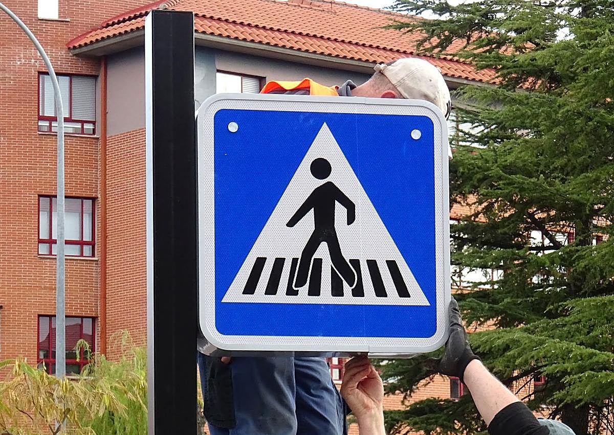 Imagen secundaria 1 - Arriba, colocación del paso inteligente de Manuel Silvela y detalle del nuevo panel de la señal (debajo a la izquierda). A la derecha, la señal luminosa tradicional que marca la presencia del segundo paso de cebra aún sin pintar para peatones y ciclistas.