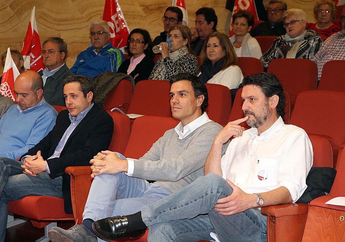 José Luis Vázquez (derecha), sentado junto a Pedro Sánchez en un mitin de campaña del PSOE de La Granja en las elecciones europeas de 2014.