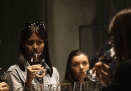 Una turista durante una visita a una bodega de la Ribera del Duero.