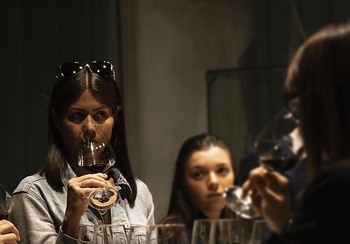 Una turista durante una visita a una bodega de la Ribera del Duero.