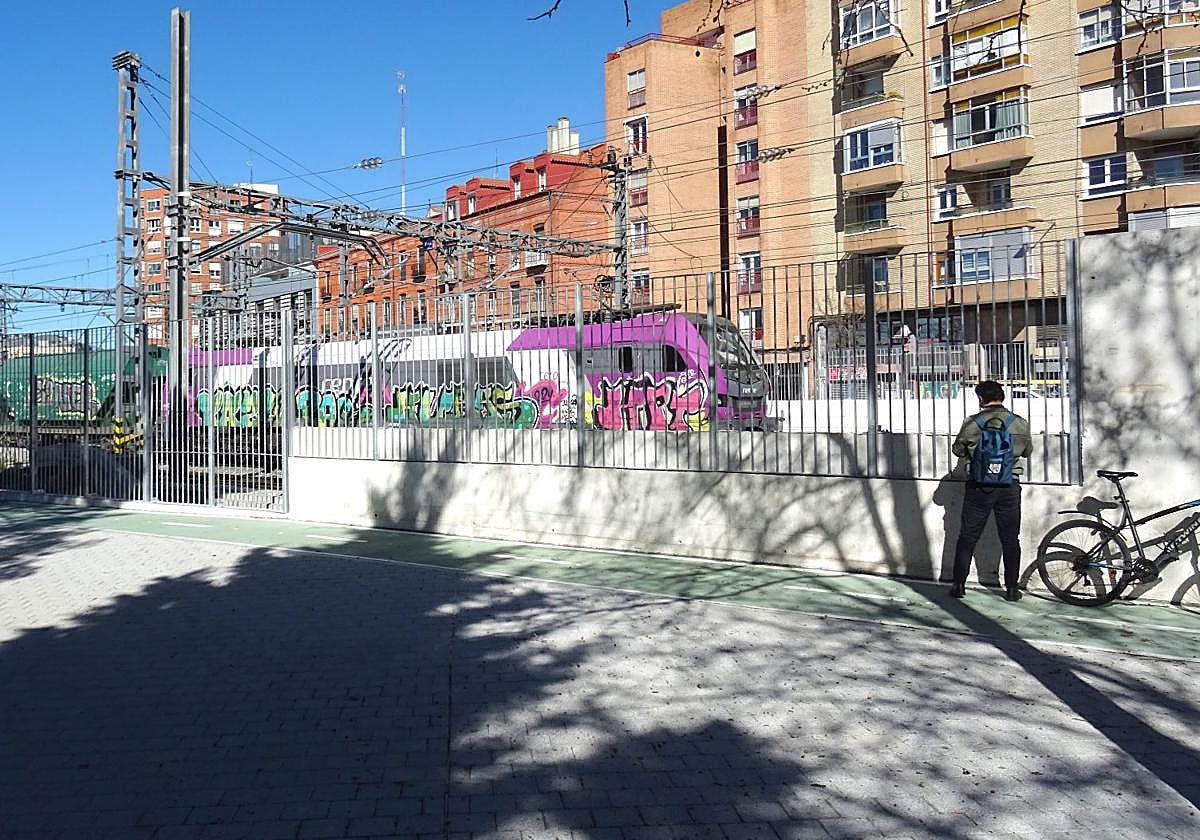El tren pasa junto al nuevo doble paso de Labradores y Panaderos.