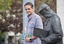 Germán Delibes Caballero, junto a la estatua de su abuelo, en el Campo Grande.