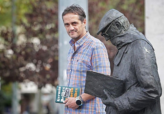 Germán Delibes Caballero, junto a la estatua de su abuelo, en el Campo Grande.