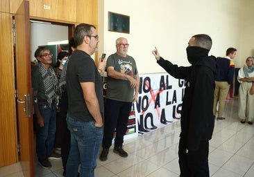 Increpan a los activistas del encierro por Gaza entre saludos fascistas y vivas a Franco