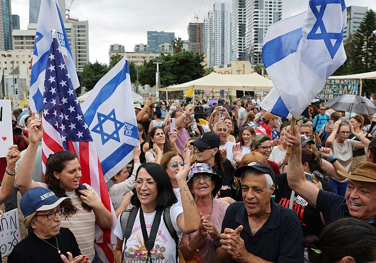 Gestos de alegría entre la población de Tel Aviv.
