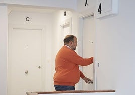 El hijo de un vecino entra en su vivienda tras instalarse recientemente su padre.