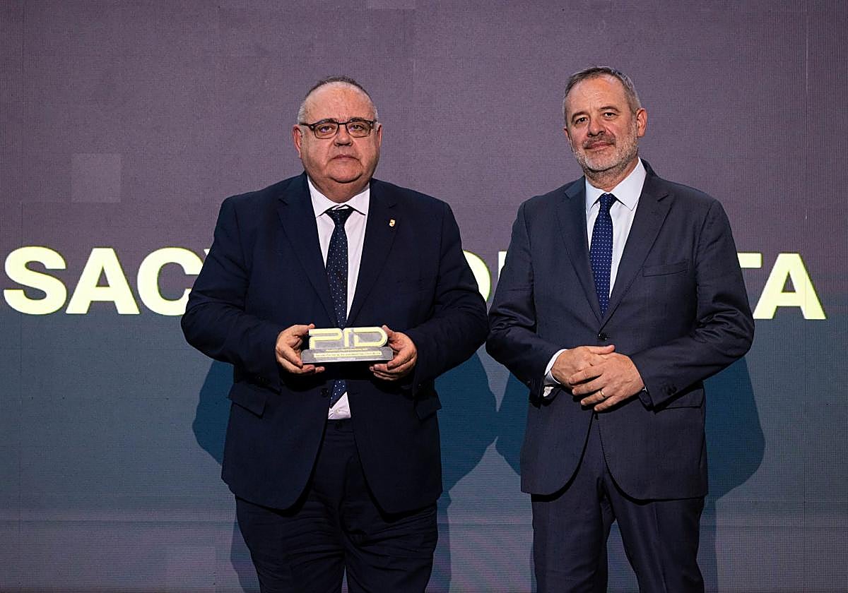 Alejandro Vázquez, consejero de Sanidad, y Ángel Ortiz, director de El Norte.