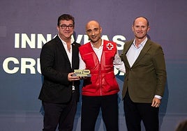 Juan José Zancada, presidente de Cruz Roja Valladolid y Fernando Andrade, responsable del proyecto Innoveas, recogen el premio de manos del delegado institucional de Iberdrola en Castilla y León, Miguel Calvo.