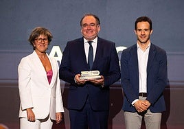 Charo López, directora de Negocio de El Norte; Julio César Miguel, presidente de Aetical, y Antonio Ibáñez, director general de Telecomunicaciones y Administración Digital de la Junta.
