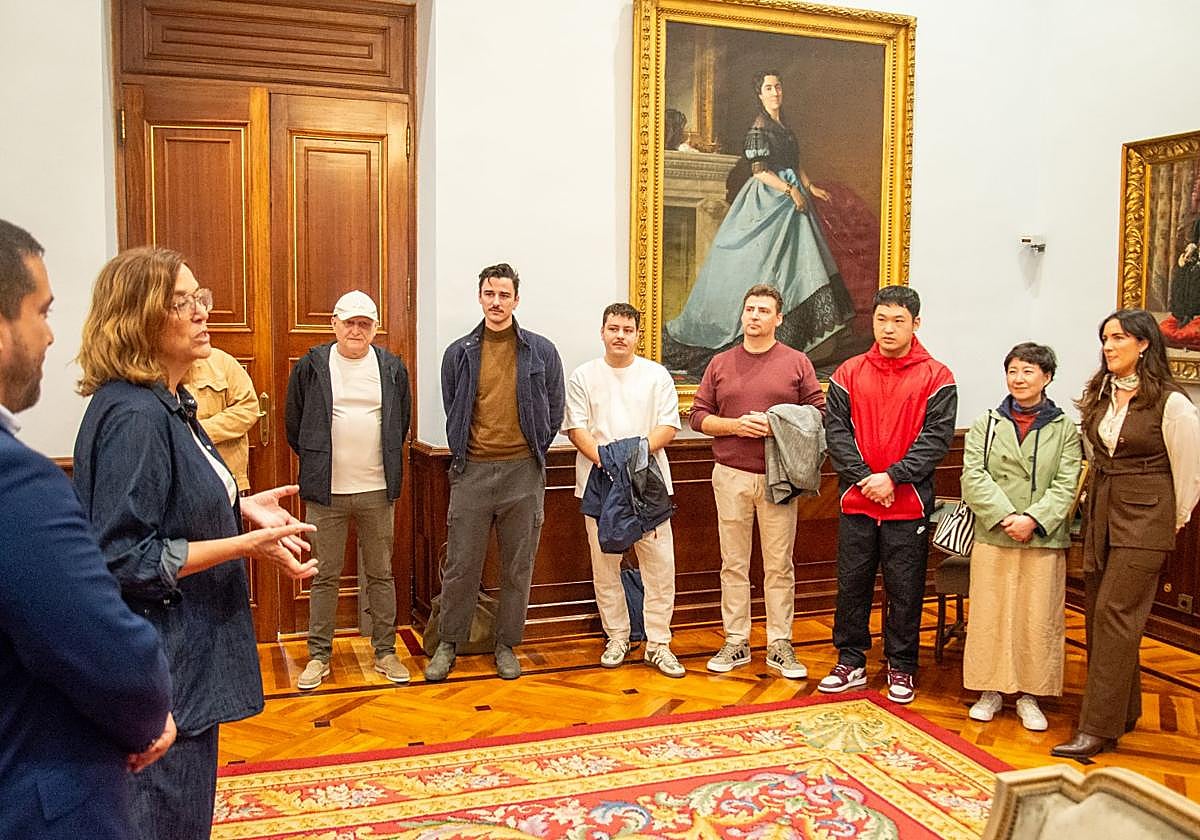 La presidenta de la Diputación conversa con los participantes en la iniciativa, esta mañana en la recepción en la sala de visitas del Palacio Provincial.