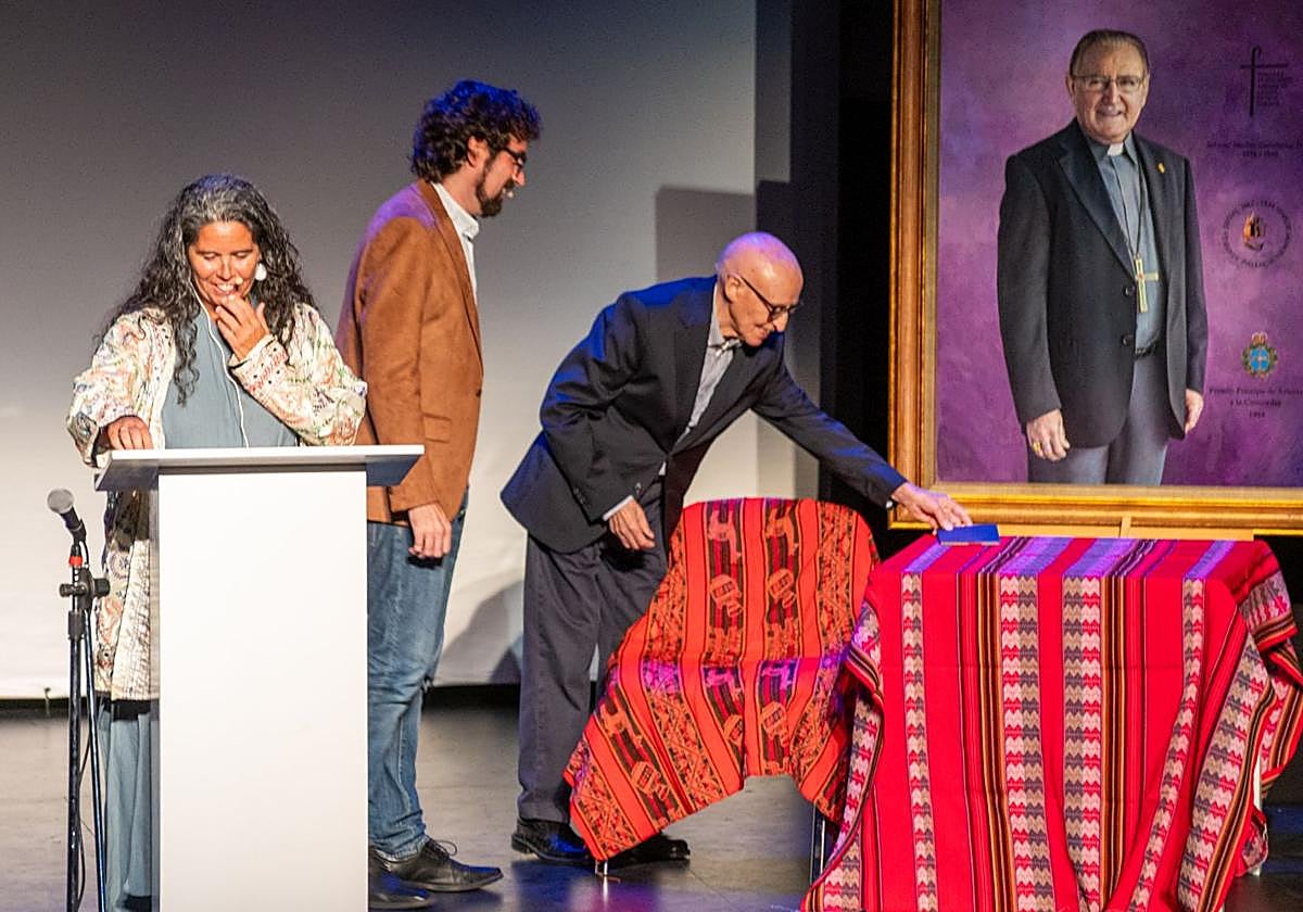 El hermano de Nicolás Castellanos, en un acto presidido por un cuadro del obispo.